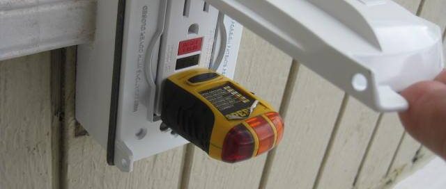 voltage meter in an outlet